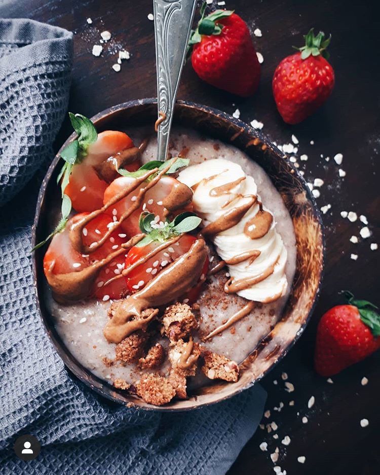greenhealthy5's tweet photo. There has never been a sadness that can’t be cured by breakfast food.
Ingredients:
1- 1 cup oats
2-1/2 cup plant milk 
3- 1 table spoon vanilla 
4- 1 table spoon cacao 
Topped with strawberry, banana 
#smoothie #vegan #healthyfood https://t.co/VDEtbAY0p9