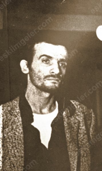 #Kızıldere Katliamı’nın ardından... “Telefoto, Ankara THA . Bu sabah, üç arkadaşı ile birlikte duruşmasına başlanılan Ertuğrul #Kürkçü, mahkemede hüviyeti tesbit edilirken…“
eskiimgeler.com/%C3%9Cr%C3%BCn… 
<a href="/ekurkcuHDP/">Ertuğrul Kürkçü</a>