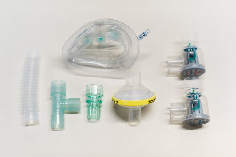yesucanhavemore's tweet photo. 👏 👏 👏 // @UCL mechanical engineers and @UCLH clinicians, working w/ @MercedesAMGF1 High Performance Powertrains, have developed a breathing aid that can help keep #COVID19 patients out of @NHSuk intensive care.
—
https://t.co/hHXlXK0nJK https://t.co/Wc13wcmWDJ