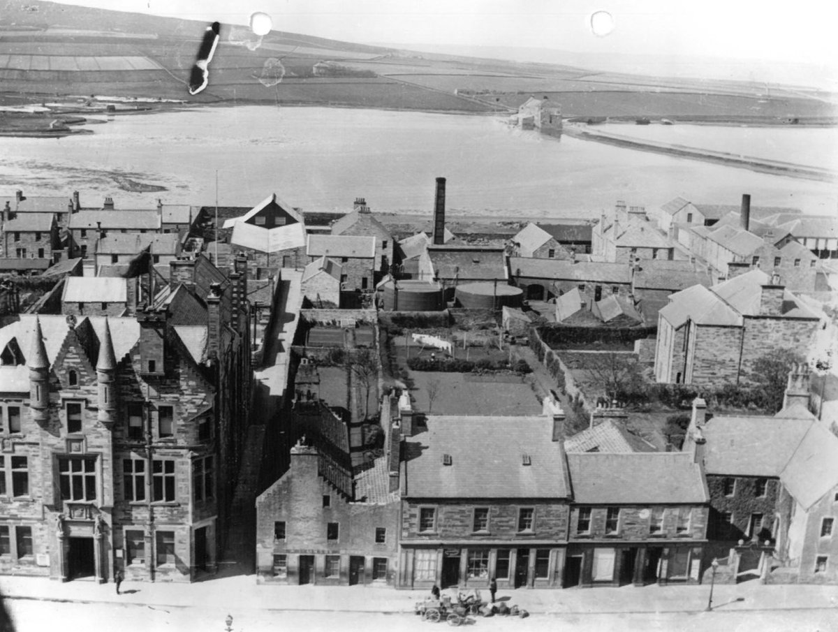 It was not until 1865 that the sea was pushed back and Junction Road was built along the shore. It is just visible in this Tom Kent photograph, taken from St Magnus Cathedral at the turn of the 20th century. The building in the centre with the chimney was the gasworks.