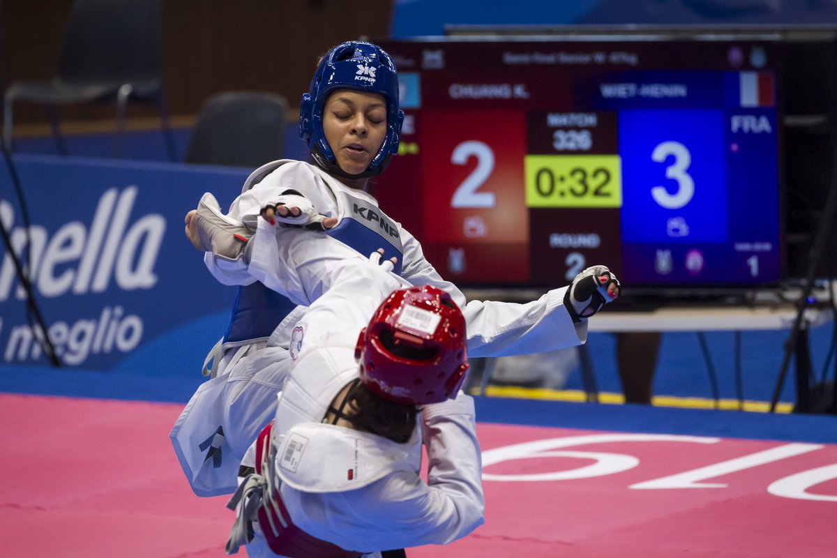 FFSportU's tweet photo. En cette période de #confinement, retour en images sur les temps forts du sport universitaire français en 2019 🇫🇷

 #FlashbackFFSU N°6 : la médaille d'or de @MagdaWiet en taekwondo aux Universiades de #Napoli2019 (Italie) 🥇🇫🇷🥋

@FFTDA @INSEP_PARIS @UPECactus https://t.co/yxiXIfKQeo