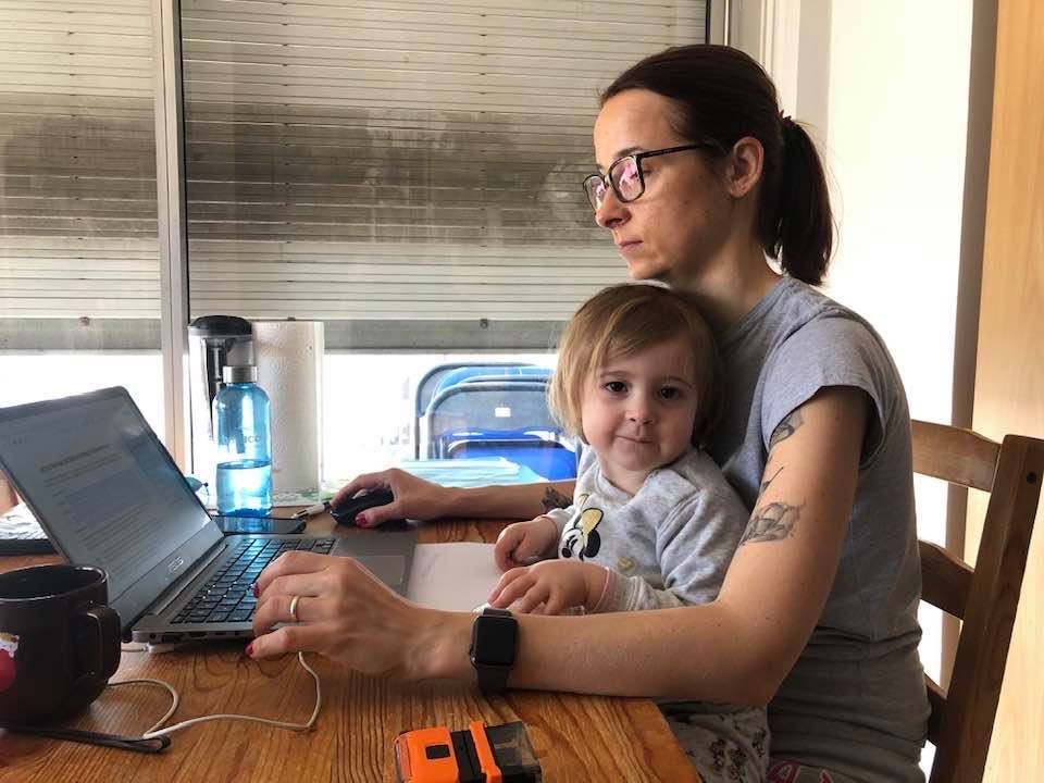 Our office manager receives unexpected help during #HomeOffice !

#BaracodaAtHome