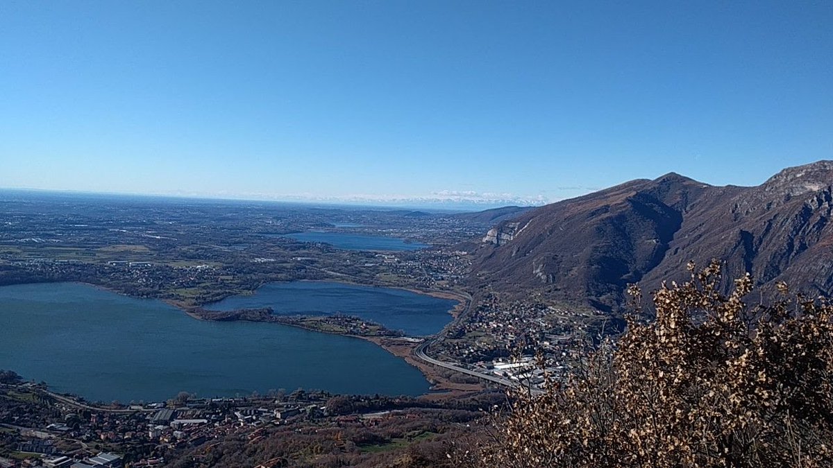 #miVieneVoglia di mettere gli scarponi per una bella camminata Ma ancora non è possibile !!! 

Laghi Briantei visti dal M. Barro🌞
Le Bellezze della mia Lombardia.
#30Marzo