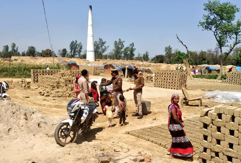 Etahpolice's tweet photo. 'जहां न पहुंचे बाकी, वहां पहुंची खाकी'
#UPPWithYou #UPPForYou
एटा ~ देहात क्षेत्र में ड्यूटीरत एसआई. सत्यवीर सिंह की नजर ईंट भट्टे पर काम करने वाले मजदूरों पर पड़ी तो उन्होंने ठान लिया कि लाॅक डाऊन से प्रभावित कोई भी मजदूर अब भूखा नहीं रहेगा।
#UPPolice
#HaregaCoronaJeetegaIndia https://t.co/k4klXc1mur