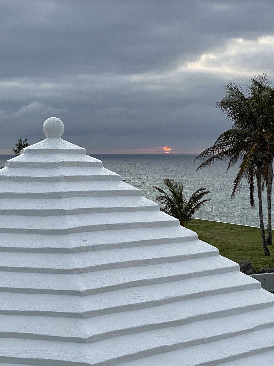 BDAMilkman's tweet photo. Even the #sun is feeling a little gray today but let’s make the most of it #ourhere 🇧🇲.
#WashYourHands #SocialDistancing https://t.co/G91xz06H3l