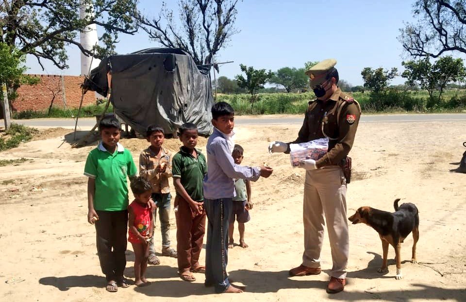 Etahpolice's tweet photo. 'जहां न पहुंचे बाकी, वहां पहुंची खाकी'
#UPPWithYou #UPPForYou
एटा ~ देहात क्षेत्र में ड्यूटीरत एसआई. सत्यवीर सिंह की नजर ईंट भट्टे पर काम करने वाले मजदूरों पर पड़ी तो उन्होंने ठान लिया कि लाॅक डाऊन से प्रभावित कोई भी मजदूर अब भूखा नहीं रहेगा।
#UPPolice
#HaregaCoronaJeetegaIndia https://t.co/k4klXc1mur