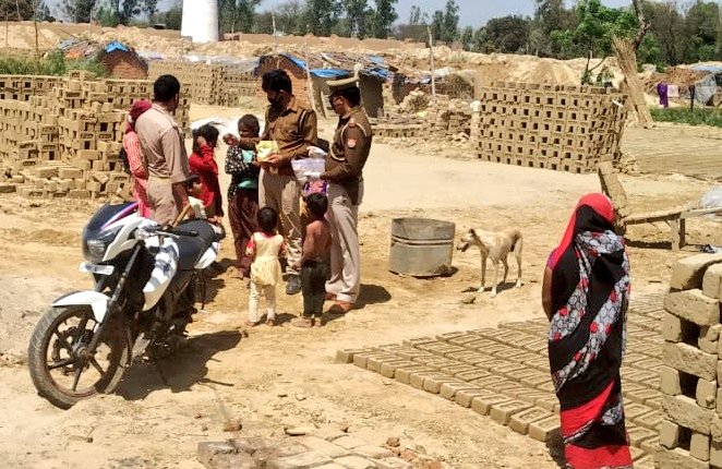 Etahpolice's tweet photo. 'जहां न पहुंचे बाकी, वहां पहुंची खाकी'
#UPPWithYou #UPPForYou
एटा ~ देहात क्षेत्र में ड्यूटीरत एसआई. सत्यवीर सिंह की नजर ईंट भट्टे पर काम करने वाले मजदूरों पर पड़ी तो उन्होंने ठान लिया कि लाॅक डाऊन से प्रभावित कोई भी मजदूर अब भूखा नहीं रहेगा।
#UPPolice
#HaregaCoronaJeetegaIndia https://t.co/k4klXc1mur
