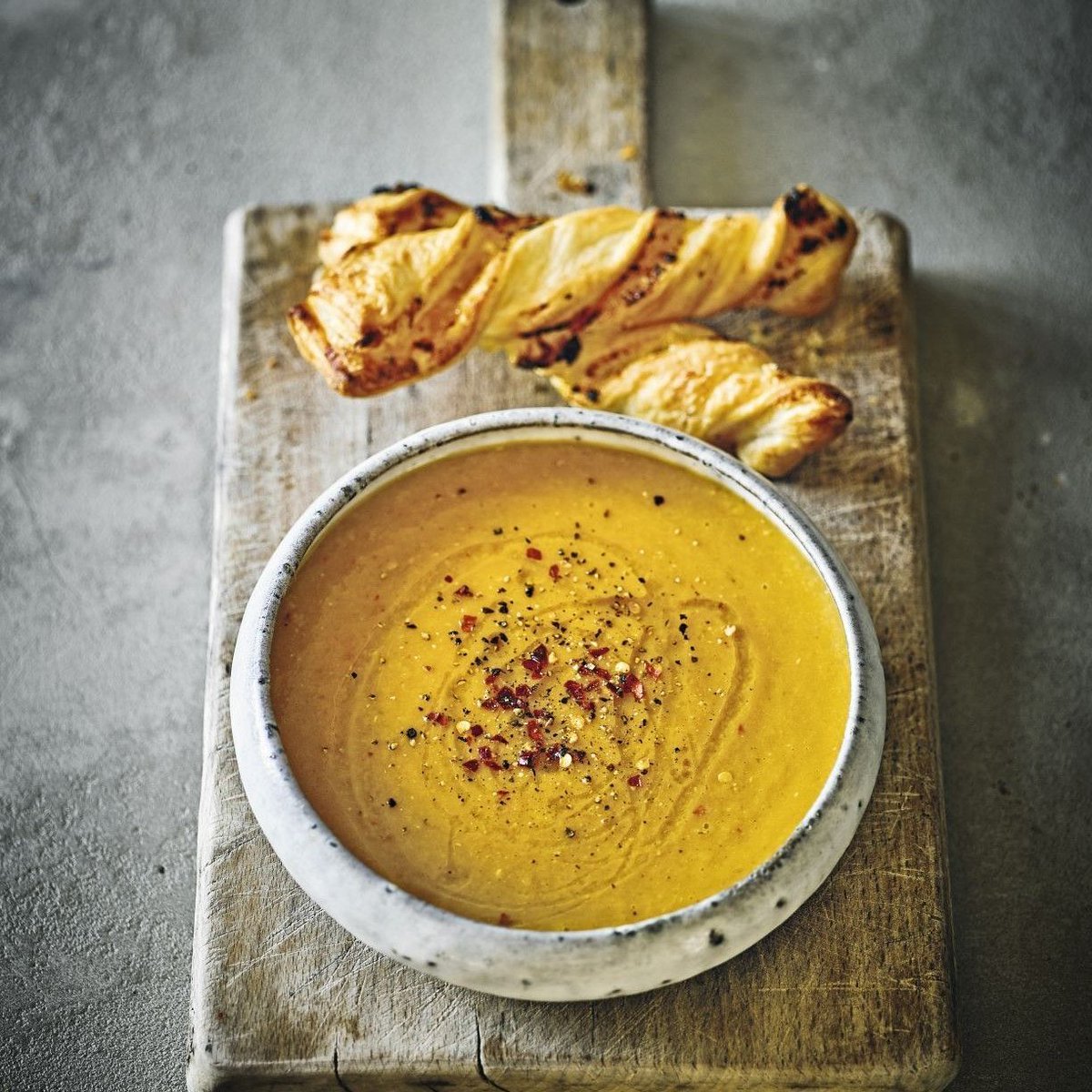 If you’re working from home, one of pros is being able to spend a bit more time making a really lovely lunch. Whip up this freezer-friendly Spiced Sweet Potato &amp; Lentil Soup and you’ll have four portions of warming soup ready to heat up when you need it! buff.ly/399H6yd