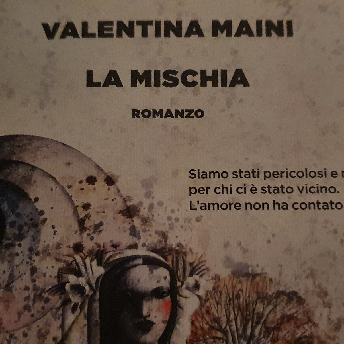 La gente è terrorizzata dal presente, perché nel presente siamo tutti vulnerabili. Ma è solo nel presente che possiamo essere invincibili. #valentinamaini #lamischia #bollatiboringhieri <a href="/obliquestudio/">oblique studio</a>