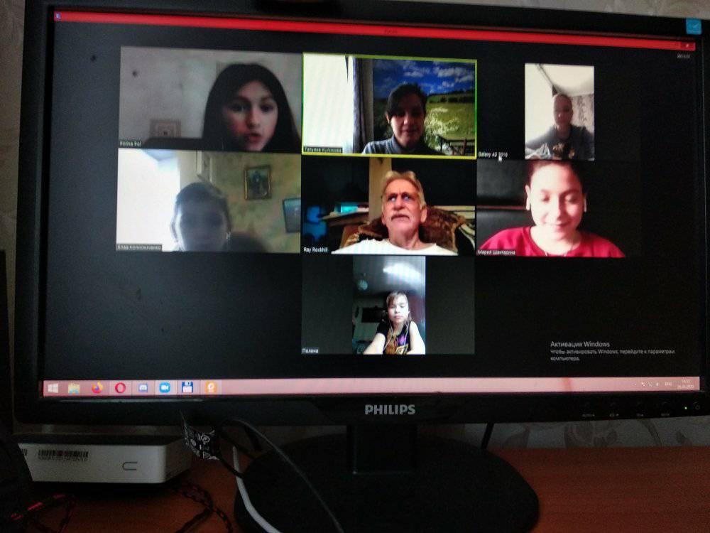 GoGlobalUA's tweet photo. This was an enjoyable morning. Talking with 5 students and their teacher via video from Berdyansk Ukraine. They are such a lively bunch 💬 Ray Rockhill from the US 🇺🇸

Our GoCamp international volunteers and Ukrainian children overcome borders! #GoCampOnline https://t.co/pcVvZGtWWo