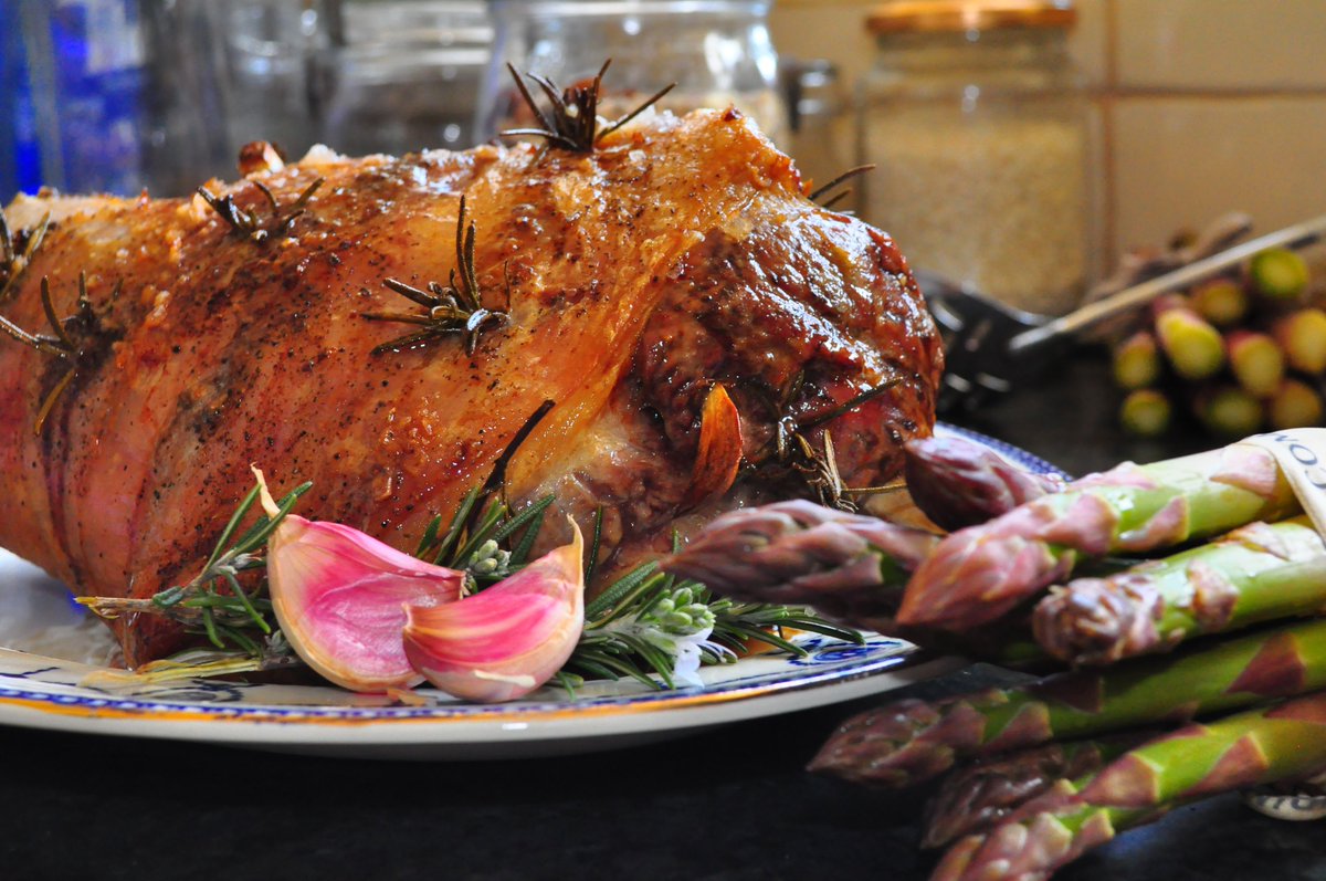HuntshamFarm's tweet photo. We specialise in producing the finest quality rare breed meats. Why not try our delicious Ryeland lamb, succulent middle white pork or exquisite longhorn beef?

Buy direct from us, delivered to your door: https://t.co/TdmlWo279S https://t.co/fxFuejT6aF