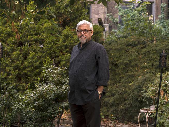 SpringEconomy's tweet photo. In questa breve intervista Amitav Ghosh ci ricorda i pericoli del "derangement", la cecità delle élite finanziarie sulla crisi ambientale e le "vittorie" della cultura neoliberista. 
#AmitavGhosh #change #sustanability #action  
Link 👉https://t.co/zPatO7vqEM https://t.co/mvEFPnStab