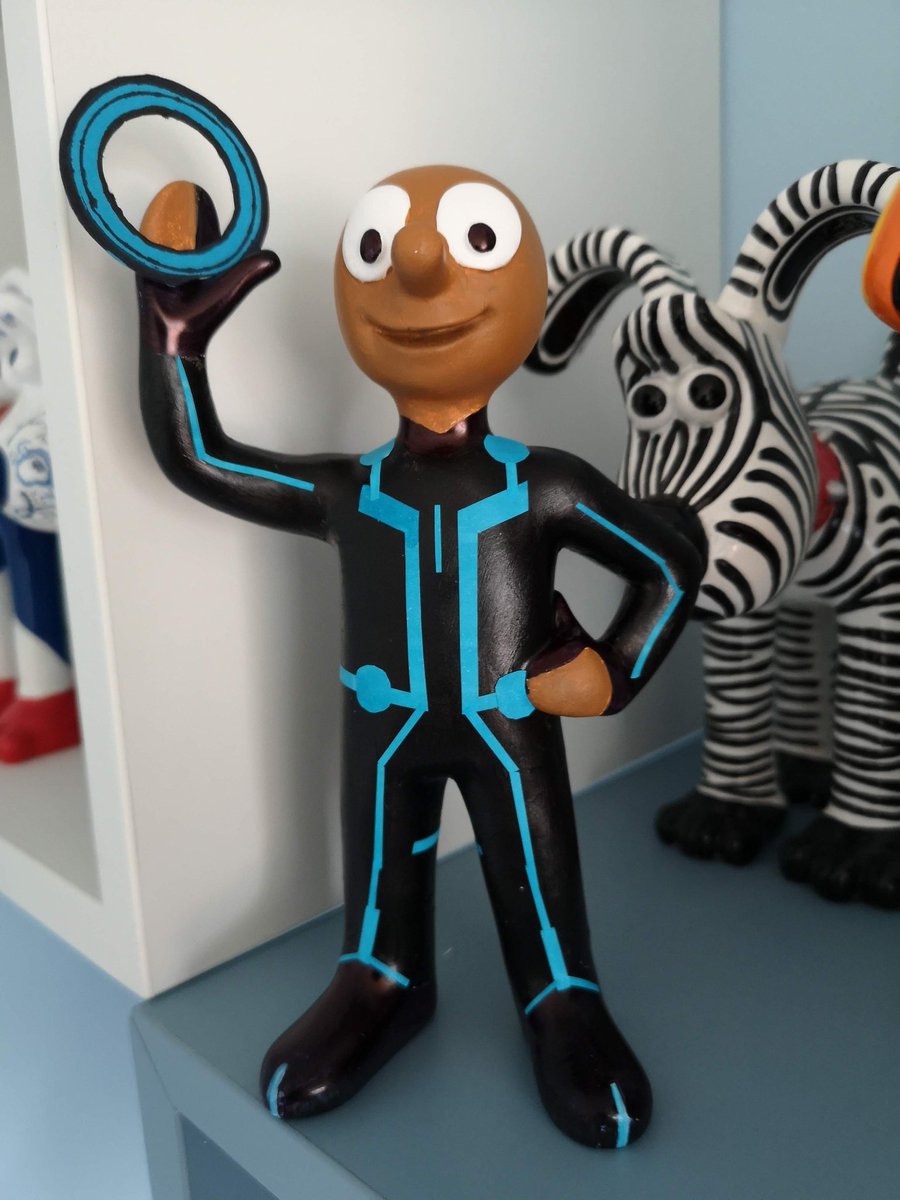 PipCarey's tweet photo. @GromitUnleashed my husbands lock down effort!!! #tronmorph! https://t.co/IxgXa56rvG