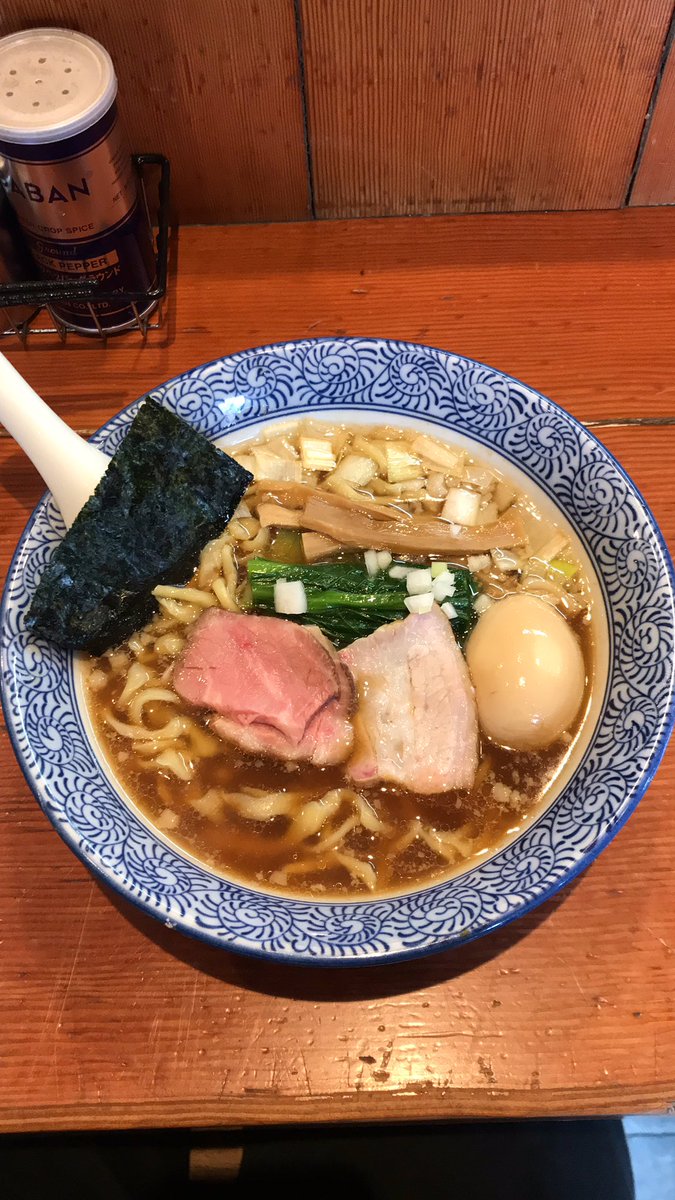 kimunolifestyle's tweet photo. 【麺処ほん田】
最後の東十条での営業に行って来ました！
健康診断もあり昨日から何も食べてなくて醤油が染み渡りました。
大学の頃にどハマりしてラーメンが好きになりました。
僕の原点はここです。
お疲れ様でした！秋葉原でも宜しくお願いします！ https://t.co/tyllFUC4w6