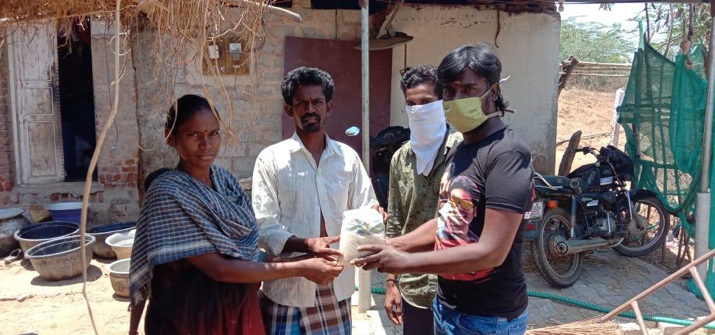 TNDFC_TRUST's tweet photo. #புதுக்கோட்டை #தனுஷ் ரசிகர் மன்றத்தின் சார்பில் ஏழை குடும்பங்களுக்கு அரிசி, வெங்காயம், தக்காளி, பிஸ்கட் , பால் பாக்கெட்,  முக கவசம் ஆகியவை வழங்கப்பட்டது ! @PudukkottaiDfc வாழ்க @dhanushkraja @DirectorS_Shiva @B_RAJA_ https://t.co/b9DY2qhLjU