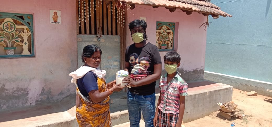 TNDFC_TRUST's tweet photo. #புதுக்கோட்டை #தனுஷ் ரசிகர் மன்றத்தின் சார்பில் ஏழை குடும்பங்களுக்கு அரிசி, வெங்காயம், தக்காளி, பிஸ்கட் , பால் பாக்கெட்,  முக கவசம் ஆகியவை வழங்கப்பட்டது ! @PudukkottaiDfc வாழ்க @dhanushkraja @DirectorS_Shiva @B_RAJA_ https://t.co/b9DY2qhLjU