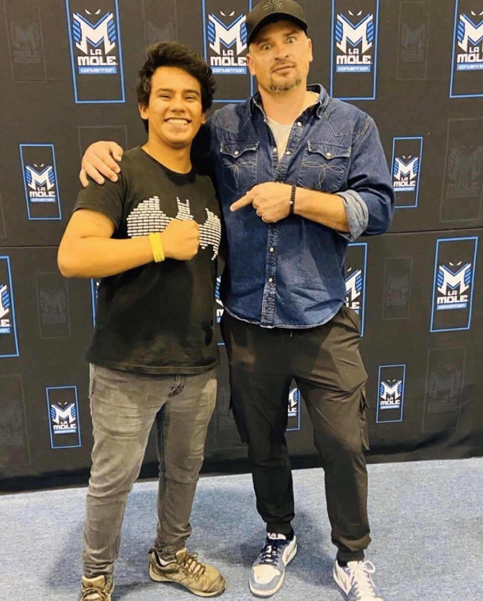tomwbrasil's tweet photo. #TomWelling na La Mole convention. https://t.co/vjHhIXvLnV