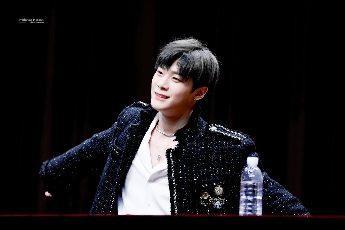 e_moonset's tweet photo. 190203 

겸둥이가 하트 만드는 법 이르케..❤

#아스트로 #문빈  #ムンビン #MOONBIN  @offclASTRO https://t.co/RnGILHRzII