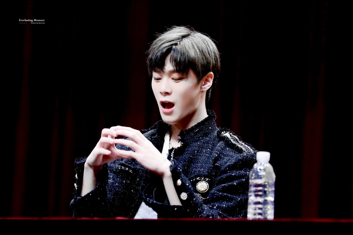 e_moonset's tweet photo. 190203 

겸둥이가 하트 만드는 법 이르케..❤

#아스트로 #문빈  #ムンビン #MOONBIN  @offclASTRO https://t.co/RnGILHRzII