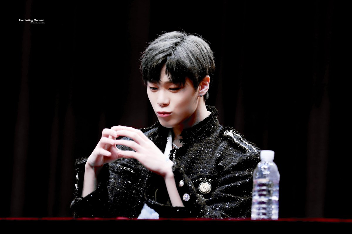 e_moonset's tweet photo. 190203 

겸둥이가 하트 만드는 법 이르케..❤

#아스트로 #문빈  #ムンビン #MOONBIN  @offclASTRO https://t.co/RnGILHRzII