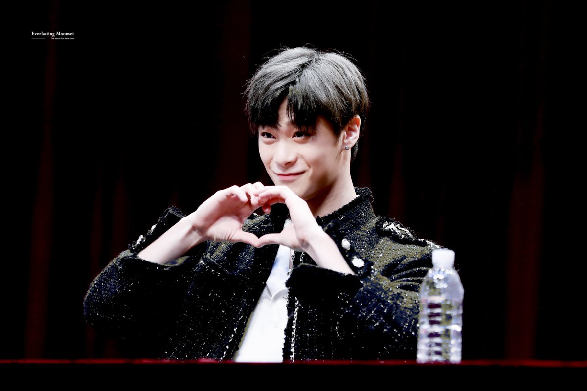 e_moonset's tweet photo. 190203 

겸둥이가 하트 만드는 법 이르케..❤

#아스트로 #문빈  #ムンビン #MOONBIN  @offclASTRO https://t.co/RnGILHRzII