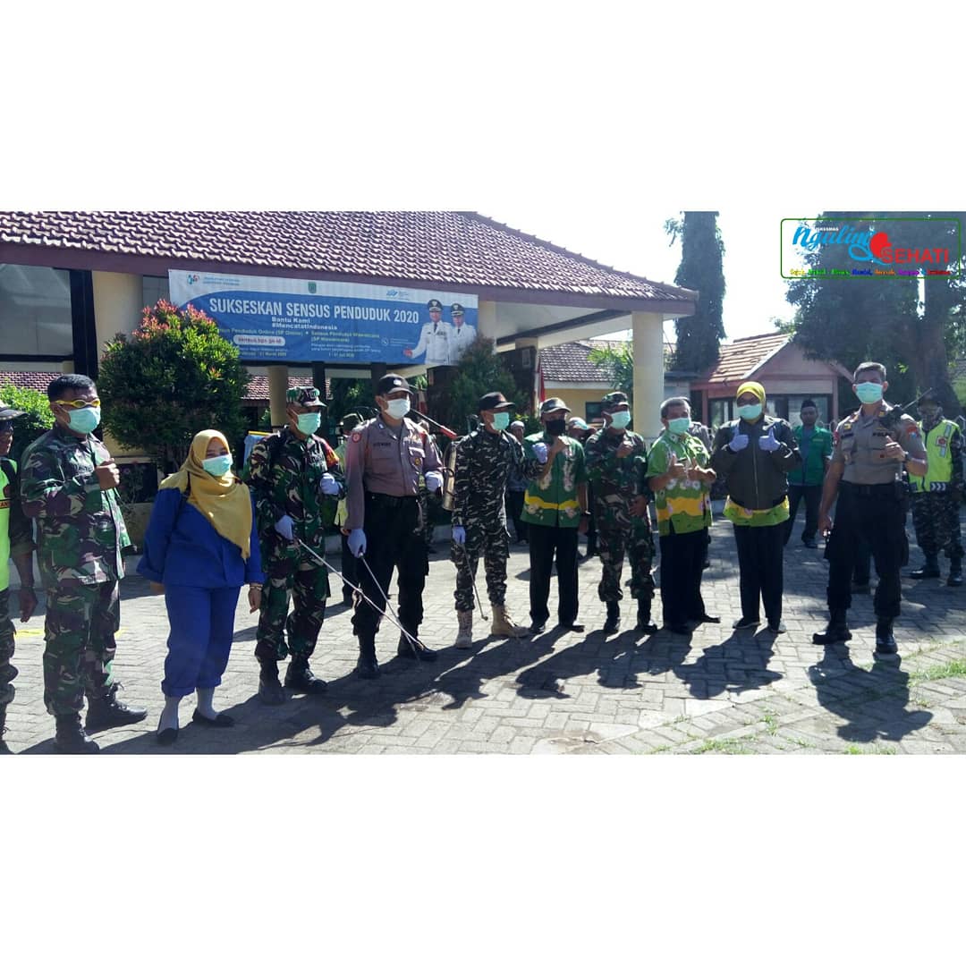 pkmnguling's tweet photo. Penyemprotan Desinfektan di Kecamatan Nguling bersama Muspika Nguling.

Mari Sedulur Warga Nguling Kita tetap jaga diri, jaga kesehatan, jaga jarak dan jaga ruang lingkup kita agar Nguling Tetap Sehat Selalu 

#nguling #promkes #kecamatannguling #puskesmasnguling https://t.co/KPCLjB2P4g