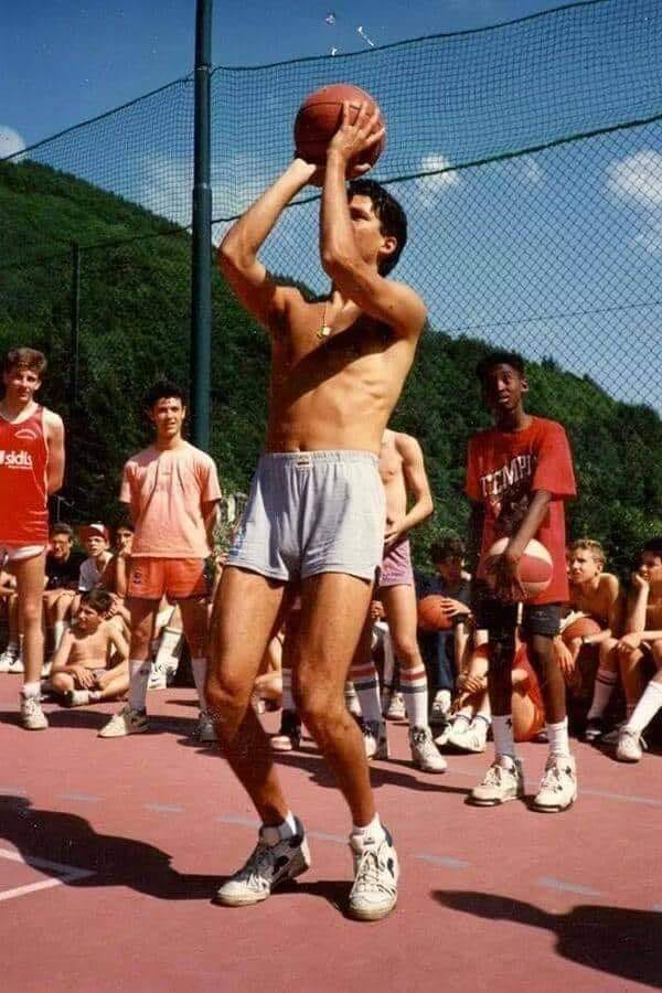 AlexDoctor80's tweet photo. Κάποτε στην Ιταλία ο πιτσιρικάς Kobe Bryant παρακολουθεί με δέος τον Μάριο Μπόνι να διδάσκει τα μυστικά του σουτ.
#MambaMentality #MambaForever #KobeBryant #RetroBasketball https://t.co/9mchMGff05