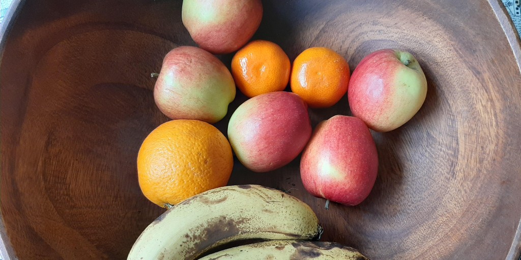 thinking_ally's tweet photo. #naturalbreak No5 Tasting nature Find some fruit or a vegetable you like to eat raw. Look closely: what do you see? Explore with your fingertips: how does it feel? Bite into it: notice the smell, and the taste of each mouthful and how it changes as you eat. Enjoy! https://t.co/H1FHZuqtVb