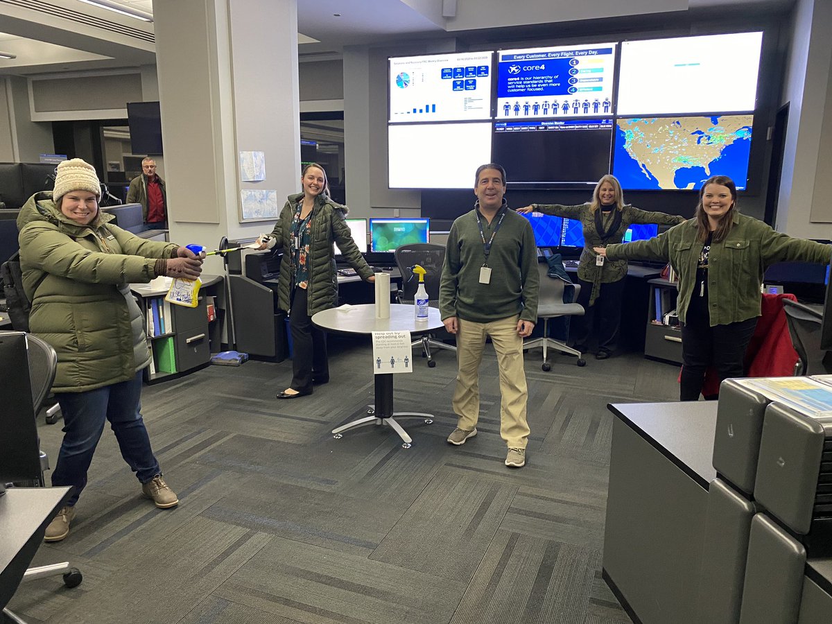 SarahAtUnited's tweet photo. It’s an unplanned CSS olive green Monday. Remember friends, social distancing is key! 🔑 @jacquikey @BrianGabrielUAL @bcstoller_ual @weareunited #6feet https://t.co/EEoh3mFvkl