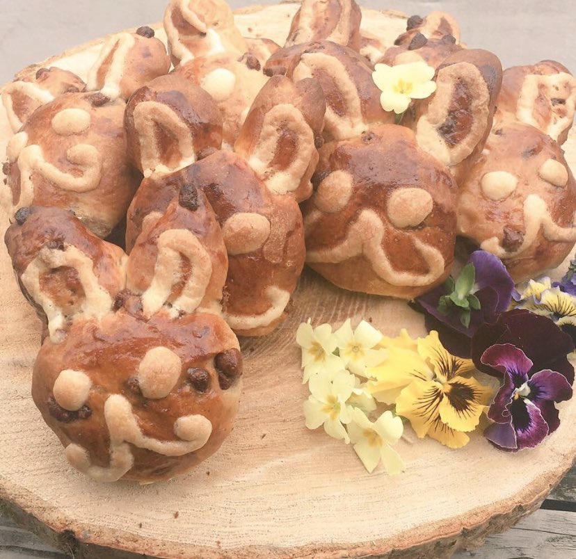 BecksBake's tweet photo. @paul_a_young I love encouraging youngsters into the kitchen so made these hot cross bunnies with chocolate chips instead of raisins #GBCTableTalk https://t.co/BzTv5S4vWX