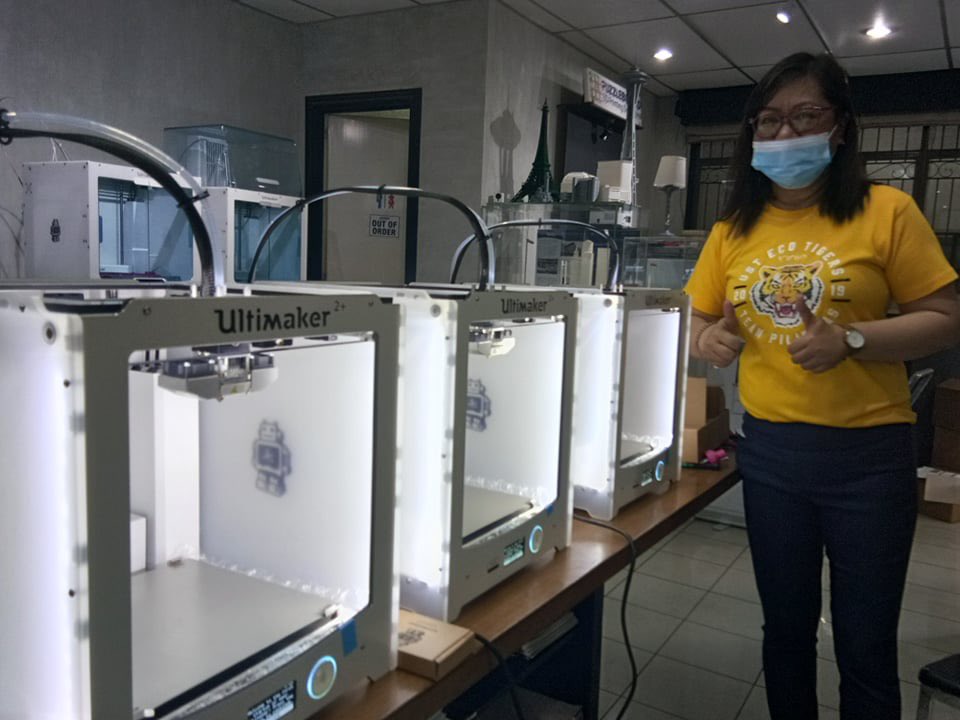 UST1611official's tweet photo. UST receives brand-new 3D printers from Eat Bulaga for PPE production

The new printers, installed in the University earlier today, will augment UST’s efforts of producing visors for the face shields of frontliners.

Maraming salamat, TAPE, Inc. at mga Dabarkads! https://t.co/PDiehubjiE