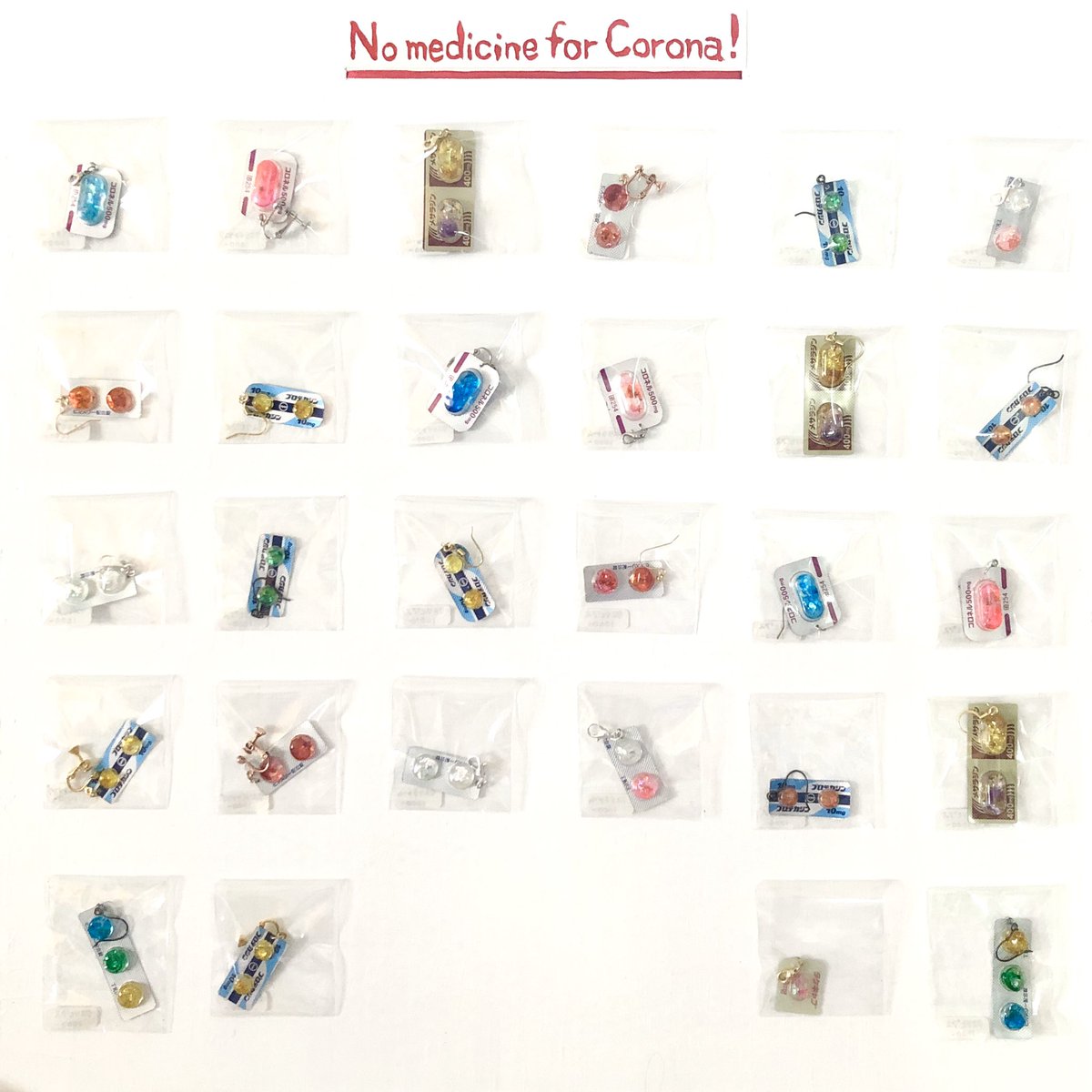 ComVibgyor13's tweet photo. 神戸の #gallery8 で開催中の『#コロナvsアマビエ展 』に出品しています。
黒い方の空欄には4月、5月と、順次追加して物語を進めていきます。
白い方では御守りにもなるクスリのアクセサリーを展示販売しています🧿
#アマビエ
#アマビエ様
#アマビエチャレンジ https://t.co/TmQYCBgH2K