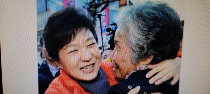 bdecem52's tweet photo. 네이버 최고의 댓글은 
김정숙 천안함 유족을 째려봤다 였다
같은 천안한 유족의 박근혜 대통령과 김정숙 부부의 모습이다
받은성금 2억을 총기를 사라고 기부 까지한 유가족을 째려보는 모습은 살기를 느켰다
박근혜 대통령의 유가족 사랑이 새삼 돋 보인다 https://t.co/pFVxcDZkfu