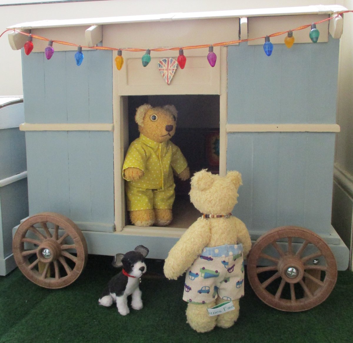 the fuzzies, the popps and other bears *waves* tweet media