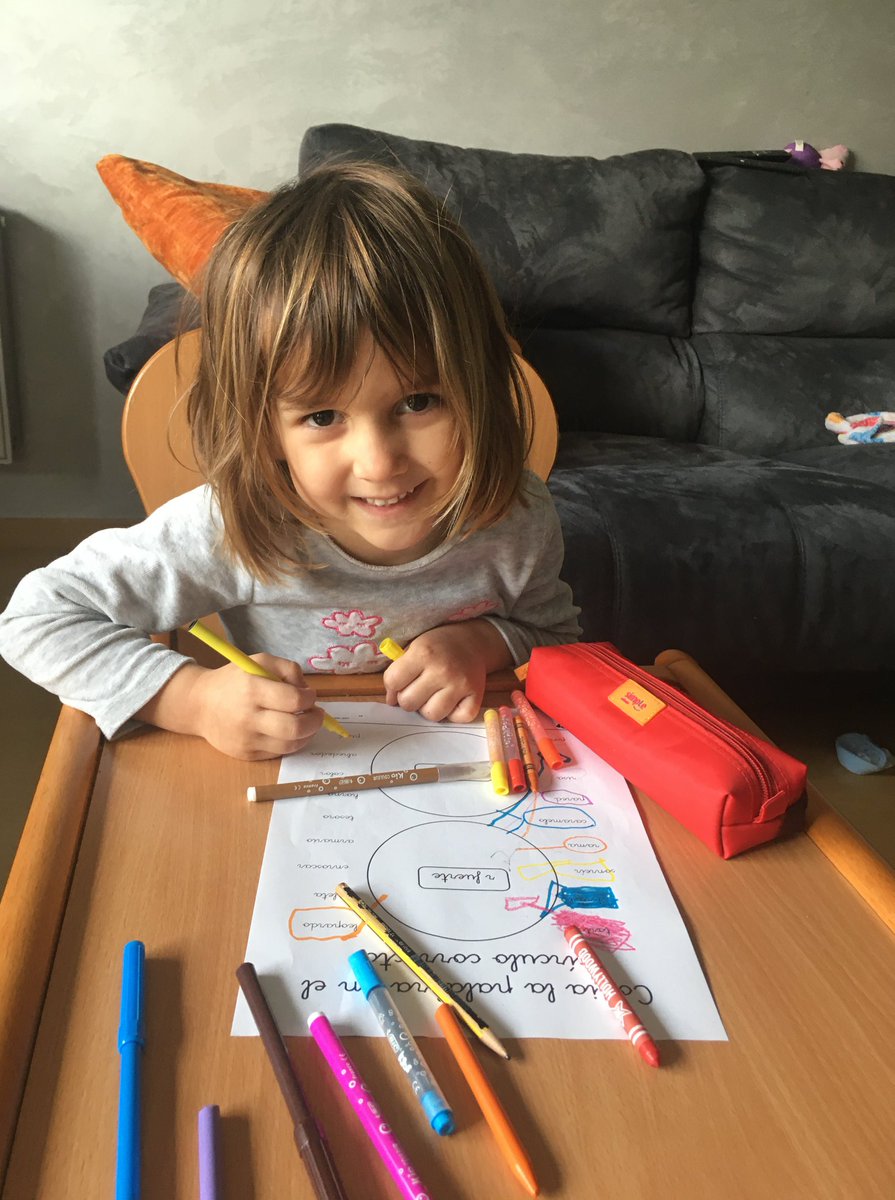 ReginaPacis_RP's tweet photo. El colegio Regina Pacis no para por la crisis del coronavirus. Los profesores y alumnos continúan con sus clases desde casa. ¡¡Estamos muy orgullosos del trabajo de los alumnos estos días!!! ¡Y por supuesto, de las familias que nos ayudan a que todo vaya bien! #YoMeQuedoEnCasa https://t.co/yDWK7bW0HV