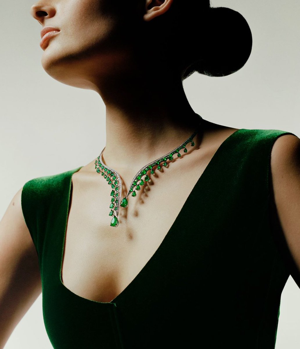 VanLeles's tweet photo. The Legends of #Africa Grand #Necklace features a dazzling display of #ethically sourced #Zambian #emeralds. Inspired by the lushcious African hills and mountains 💚🌿 . Photo Credit @gq #Gemfields

#VANLELES #Diamonds #Gold #Africa #Hearts #Love #London #HighJewellery https://t.co/iVswKbSbnI