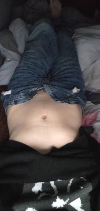 Here's my cute belly https://t.co/oe7UNEXzvO