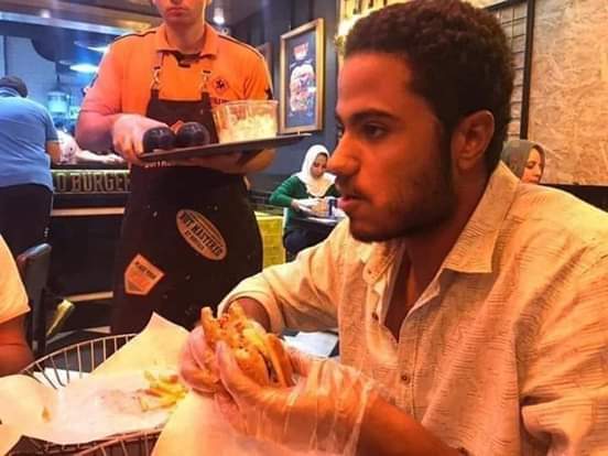 abwalqasma4's tweet photo. لما تعزمها على اكل ب500 ج وبعدها تقولك اصبر هوريك صوره الكراش https://t.co/b830pHgvA8
