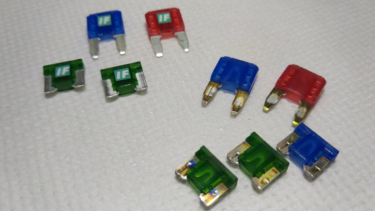 横ヒレ 株式会社rainbowauto 9型のjb23から取り外した純正ヒューズと新品アイスヒューズを比較してみました 右側が長時間の使用で熱を持って焼けた様に変色し劣化しています 劣化したヒューズは電子パーツに必要な電力を供給出来ません アイスヒューズ