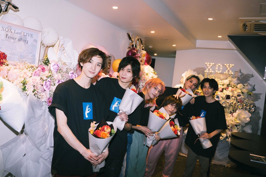 dokumoboysgirls's tweet photo. 投稿遅れてしまいましたが
XOX LIVE2020 ever after ありがとうございました。
人の心を動かすライブをしてくれたメンバーを尊敬しています。
XOXを応援してくれた皆様
これからもそれぞれの活動、応援宜しくお願いします！
アンキス、WEGO からのお花もありがとうございました！ https://t.co/JFmGiU0UJi