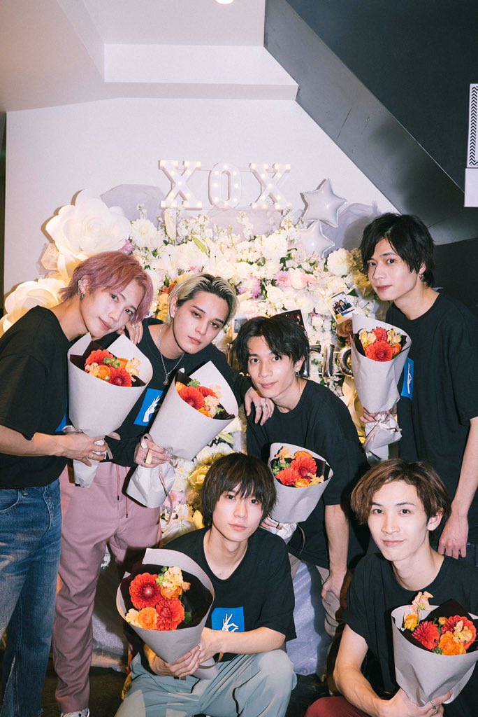 dokumoboysgirls's tweet photo. 投稿遅れてしまいましたが
XOX LIVE2020 ever after ありがとうございました。
人の心を動かすライブをしてくれたメンバーを尊敬しています。
XOXを応援してくれた皆様
これからもそれぞれの活動、応援宜しくお願いします！
アンキス、WEGO からのお花もありがとうございました！ https://t.co/JFmGiU0UJi