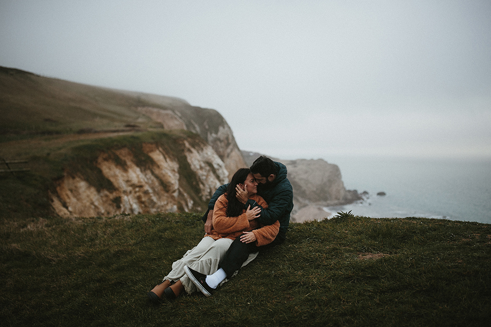 Hope everyone is making the most out of this Monday. I can't believe April is around the corner. 

For now, looking back on brighter times, 

Sophia & Gui cuddling on the coastline. 

#couplesportraits 
#cornwallweddingphotographer