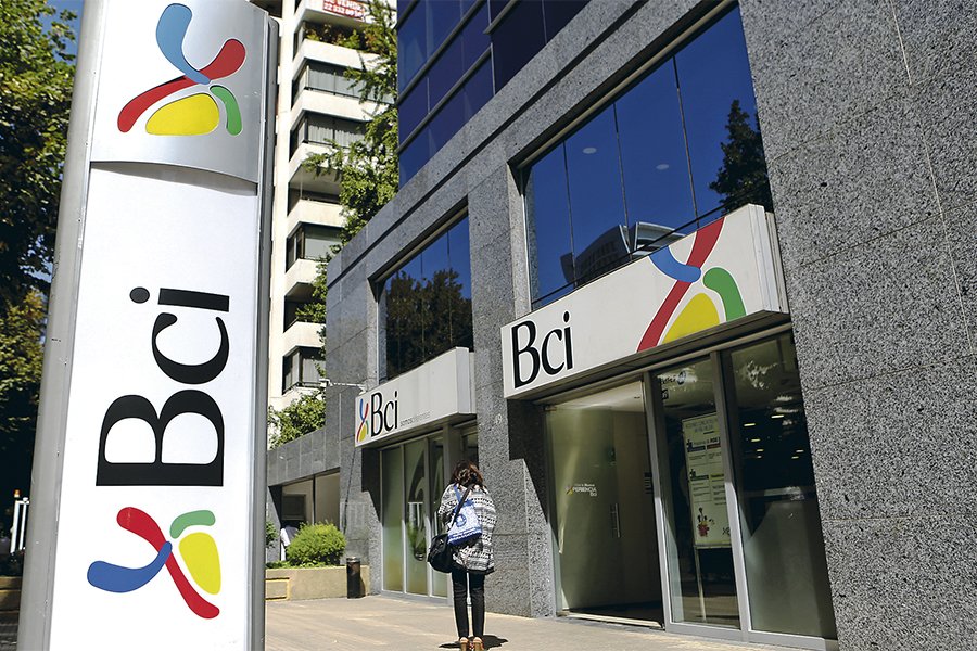 CNNChile's tweet photo. Bci anuncia que clientes podrán postergar hasta 6 cuotas de sus créditos hipotecarios sin intereses https://t.co/RGUAu5WYcP https://t.co/nAMEe6286z