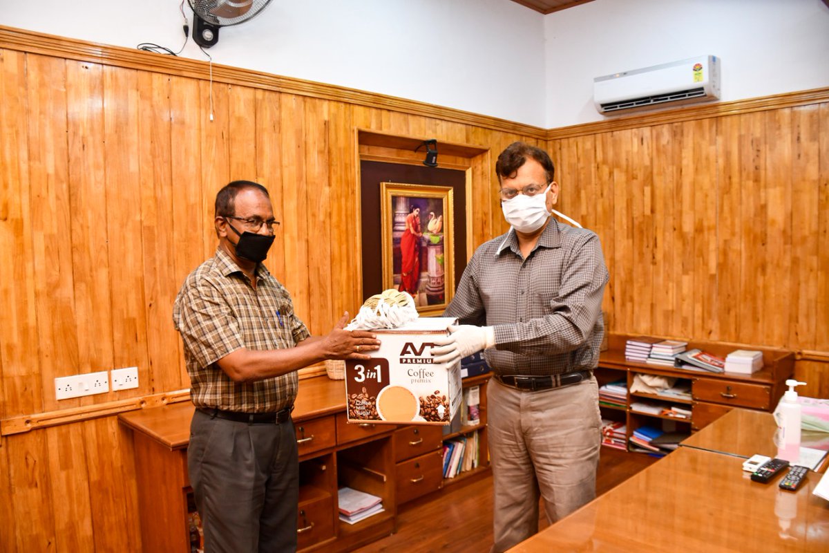 Receiving instant coffee packets from A V Thomas &amp; Company, Panampally Nagar, Kochi for distributing to Police officers engaged on Lock Down duty.......Thanks to  A V Thomas &amp; Company for your support to Thiruvananthapuram City Police......