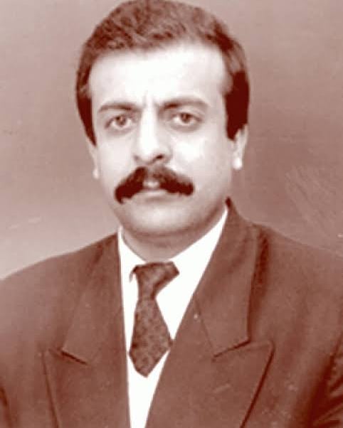 DevIstanbul's tweet photo. 30 Mart 1995'te Samandağ'da babası Yahya Latifeci ile birlikte kontrgerilla güçleri tarafından vurularak katledilen Mehmet Latifeci'yi saygıyla anıyoruz.

Kızıldere'den Samandağ'a mücadele sürüyor!

#latifeci #mehmetlatifeci 
#samandağ #kıvılcımlı 
#sosyalizm #devrim https://t.co/GY20lkCohm