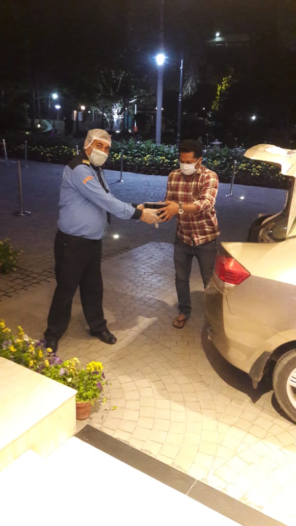 ccoi_1947's tweet photo. #CoronaCareByCCI On request of @M_Lekhi food packets handed over to team of @savechildbeggar for distribution of dinner to the street kids of Connaught Place. #LetsFeedThePoor #FeedTheNeedy #IndiaFightsCorona @PMOIndia @anil_baluni @JPNadda @vivekm1857 @KundanKanskar https://t.co/qmzUUUyPTt
