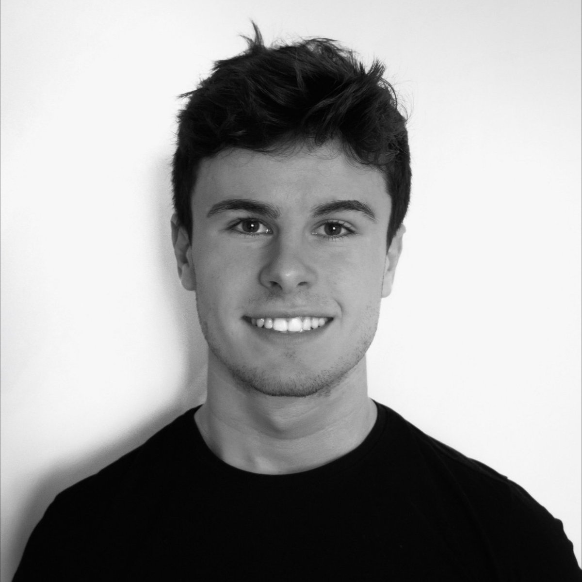 ExtramurosP's tweet photo. 1- Nuestro Productor Multimedia: Alex. Uno de los pilares del grupo. No escapa del trabajo y vuelve a poner en línea a quienes lo hacen. No quieres tenerlo como enemigo.
Para saber por qué Alex participó en este proyecto: https://t.co/ZJ1bye3LD1
#NTM20webdocs #equipo #productor https://t.co/w19QmY4W3M
