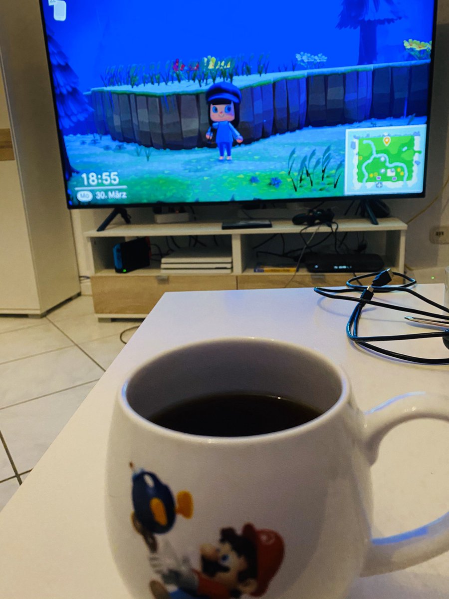 Diese #corona Zeit ist echt langweilig 😑 aber zum Glück gibts #AnimalCrossingNewHorizons damit lässt sich die Langeweile gut vertreiben. Dazu Tee aus der #SuperMario tasse. So eine Tasse könnte ich nochmal gebrauchen <a href="/NintendoDE/">Nintendo DE</a> 😂