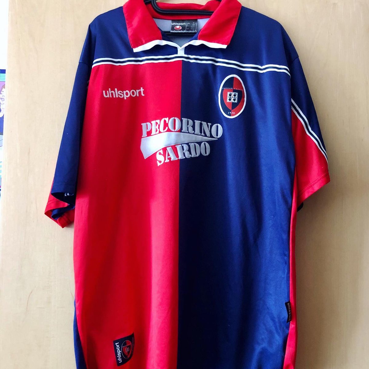 . @CagliariCalcio Home Kit, 2000/01UhlsportPersonalised: 8I’m not so sure why this shirt is so iconic m. It’s true that this shirt is quite similar to the one Cagliari used the year before, when it was relegated from Serie A despite a roster including M’boma, Oliveira, Morfeo