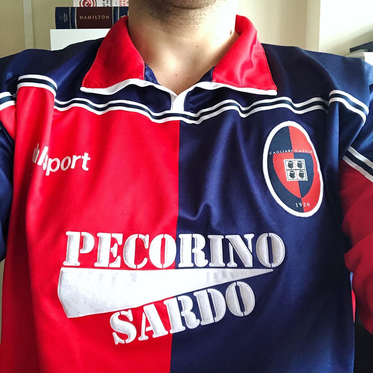 . @CagliariCalcio Home Kit, 2000/01UhlsportPersonalised: 8I’m not so sure why this shirt is so iconic m. It’s true that this shirt is quite similar to the one Cagliari used the year before, when it was relegated from Serie A despite a roster including M’boma, Oliveira, Morfeo